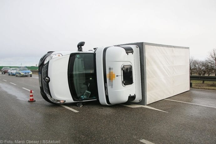 Gundelfingen B16 Lkw-Zug umgeweht Kleinlaster 10022020 10