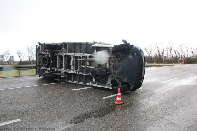 Gundelfingen B16 Lkw-Zug umgeweht Kleinlaster 10022020 11