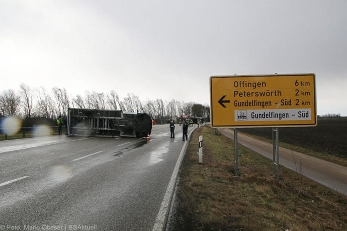 Gundelfingen B16 Lkw-Zug umgeweht Kleinlaster 10022020 12