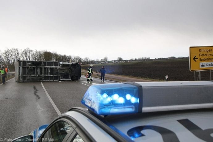 Gundelfingen B16 Lkw-Zug umgeweht Kleinlaster 10022020 13