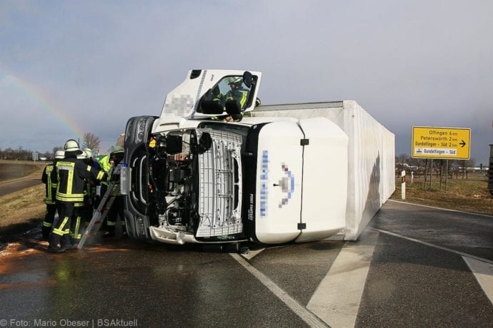 Gundelfingen B16 Lkw-Zug umgeweht Kleinlaster 10022020 16