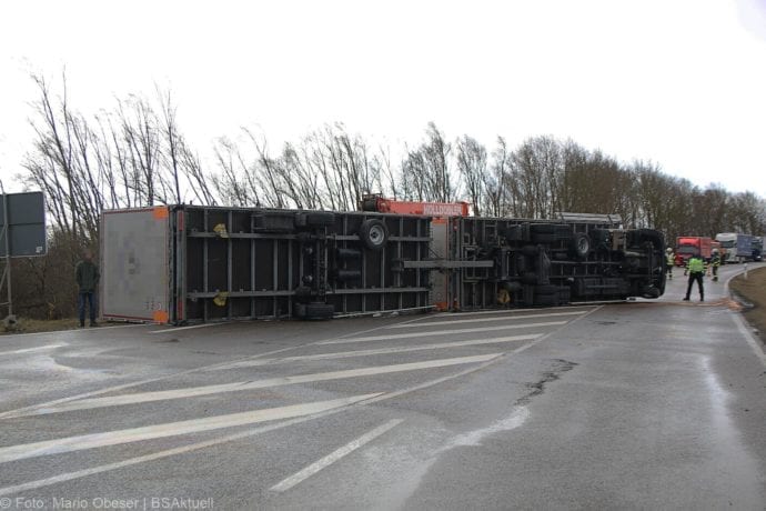 Gundelfingen B16 Lkw-Zug umgeweht Kleinlaster 10022020 2