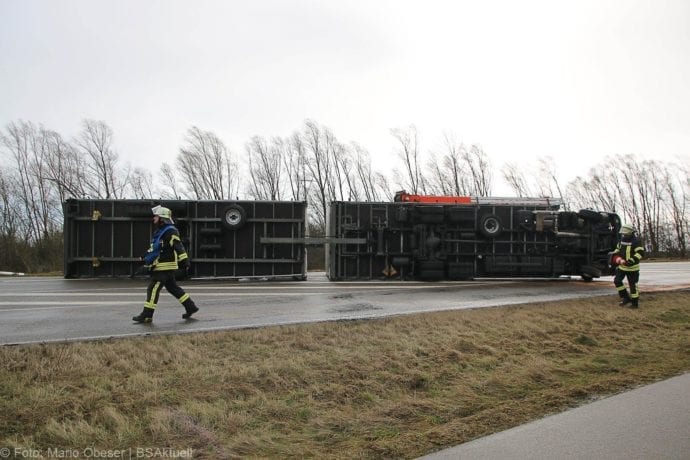 Gundelfingen B16 Lkw-Zug umgeweht Kleinlaster 10022020 3