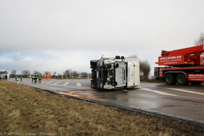 Gundelfingen B16 Lkw-Zug umgeweht Kleinlaster 10022020 4