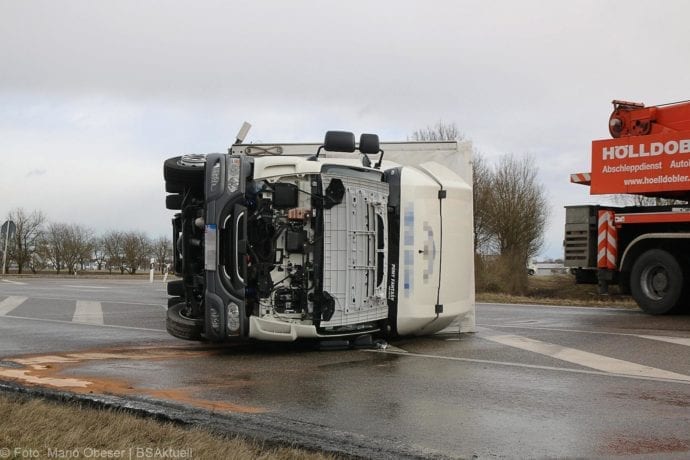 Gundelfingen B16 Lkw-Zug umgeweht Kleinlaster 10022020 5