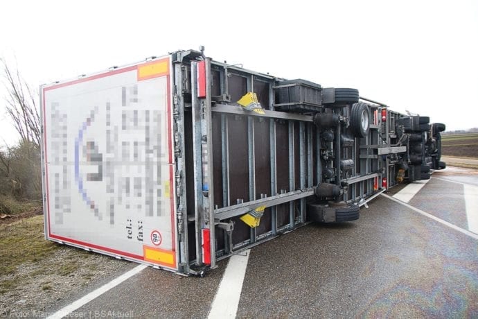 Gundelfingen B16 Lkw-Zug umgeweht Kleinlaster 10022020 9