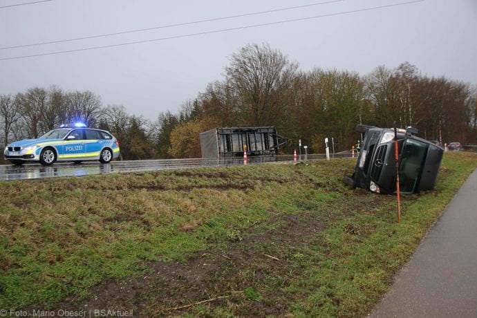 Transporter-Anhaenger-Gespann umgekippt 10022020 1