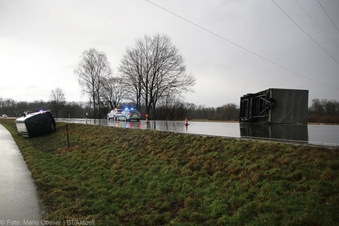 Transporter-Anhaenger-Gespann umgekippt 10022020 3