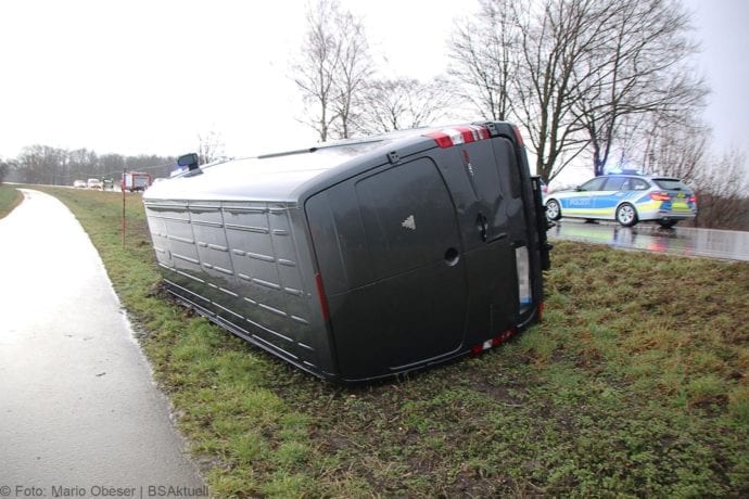 Transporter-Anhaenger-Gespann umgekippt 10022020 4
