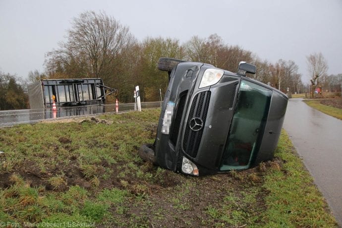 Transporter-Anhaenger-Gespann umgekippt 10022020 5