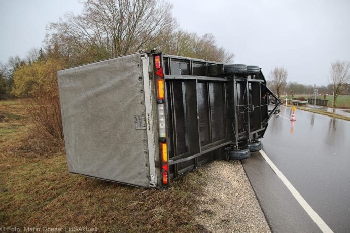Transporter-Anhaenger-Gespann umgekippt 10022020 6