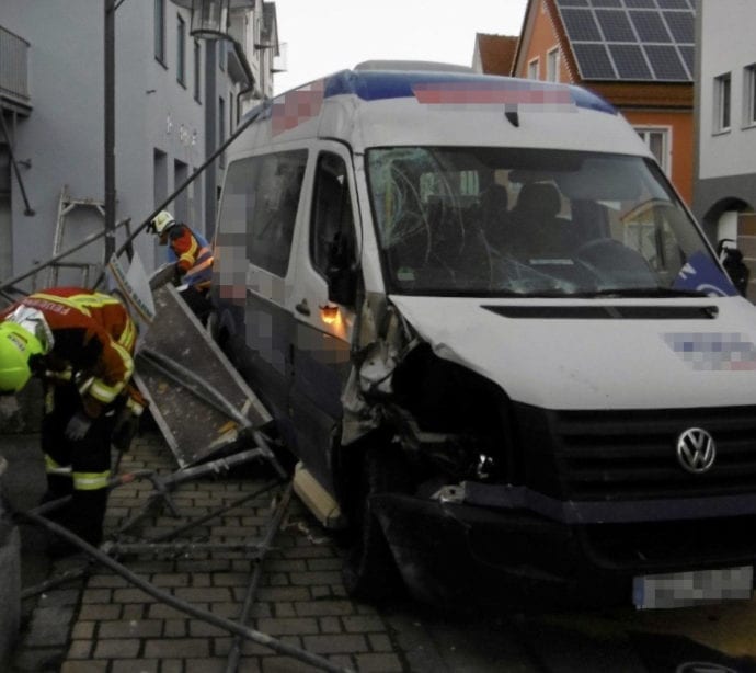 Unfall Kleinbus Geruest Burgau 1