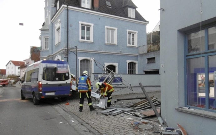 Unfall Kleinbus Geruest Burgau 2