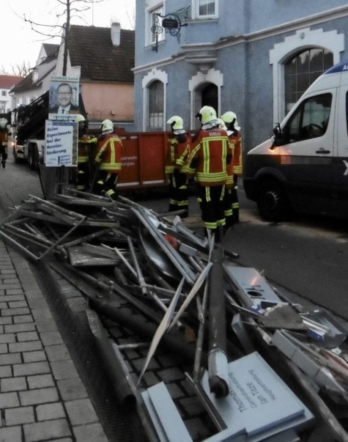 Unfall Kleinbus Geruest Burgau 3