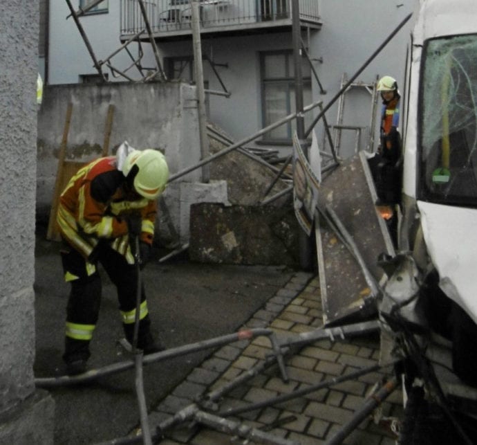 Unfall Kleinbus Geruest Burgau 4