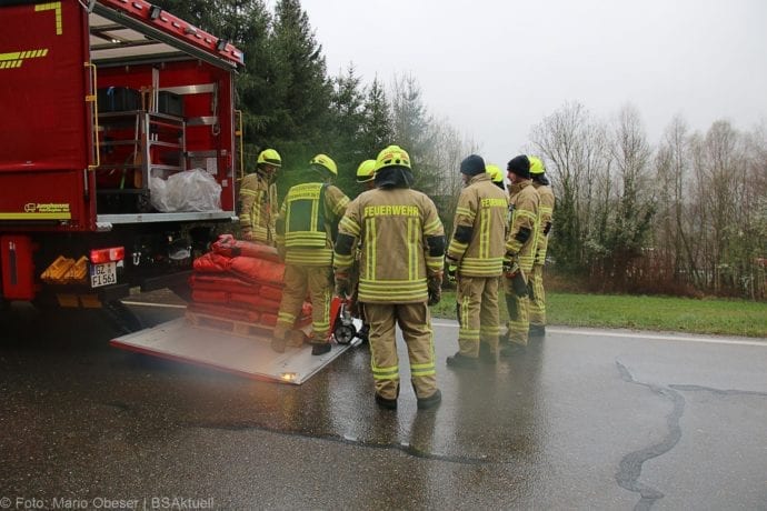Ichenhausen Öl Fahrbahn B16 21032020 1