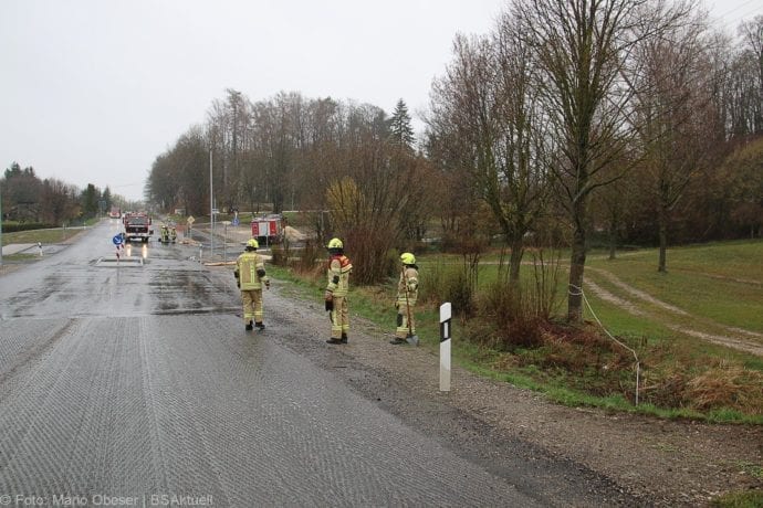 Ichenhausen Öl Fahrbahn B16 21032020 10