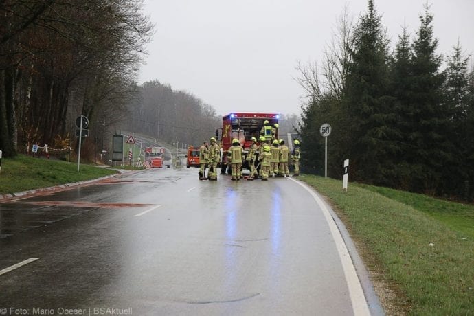 Ichenhausen Öl Fahrbahn B16 21032020 2