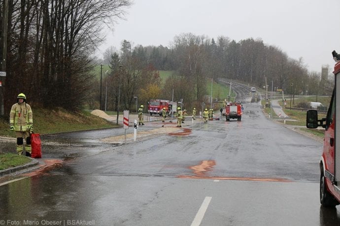 Ichenhausen Öl Fahrbahn B16 21032020 23