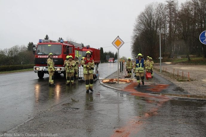 Ichenhausen Öl Fahrbahn B16 21032020 5