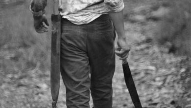 Mann mit Machete