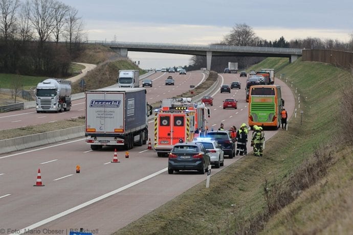Unfall A8 Reisebus Pkw 05032020 2