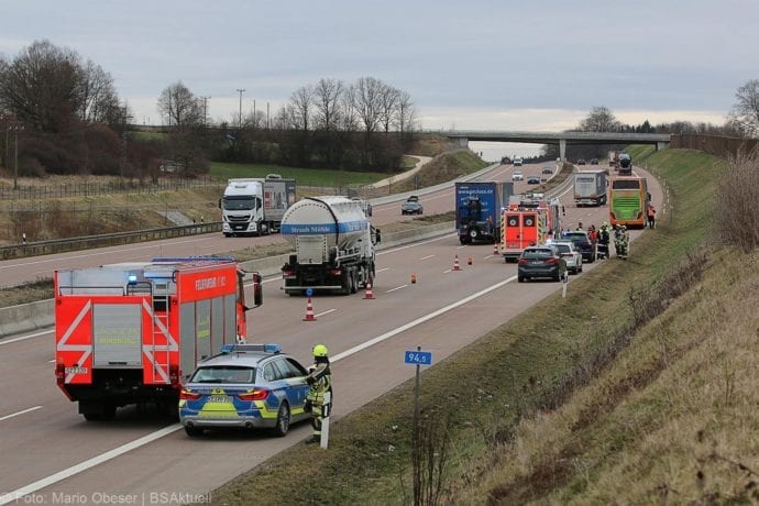 Unfall A8 Reisebus Pkw 05032020 3