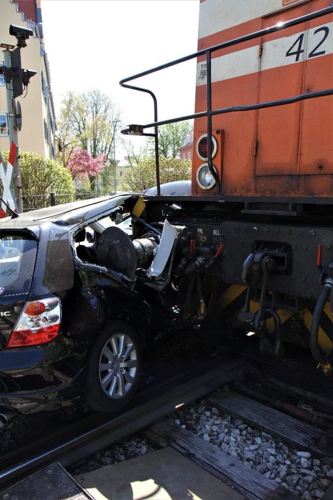 Unfall Lokomotive Pkw 2 Augsburg 16042020