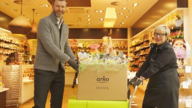 arko-GF Patrick G. Weber Filialleiterin Meyer mit einem der 300 Osterpakete