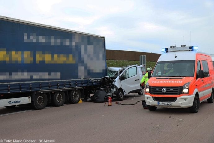 Unfall A8 AS Neusaess Kleintransporter auf Sattelzug 22052020 14