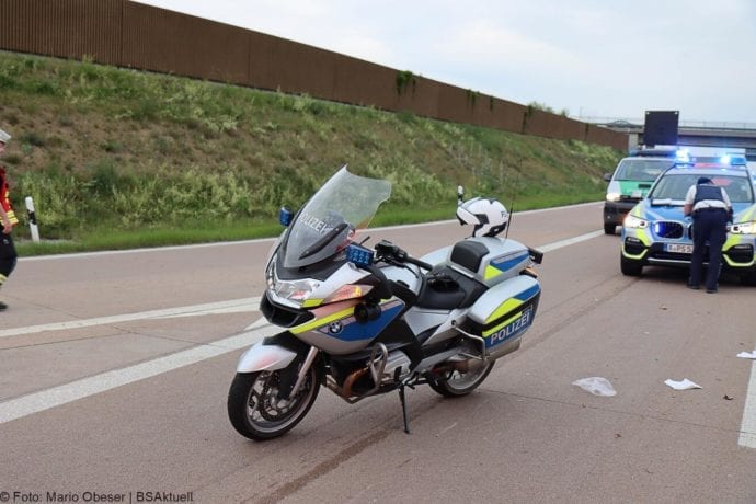 Unfall A8 AS Neusaess Kleintransporter auf Sattelzug 22052020 17