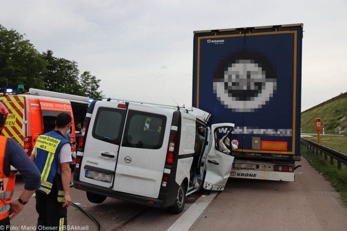 Unfall A8 AS Neusaess Kleintransporter auf Sattelzug 22052020 18
