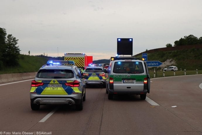 Unfall A8 AS Neusaess Kleintransporter auf Sattelzug 22052020 2