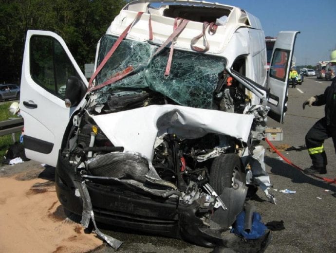 Unfall A8 Augsburg-Ost Sprinter 18052020