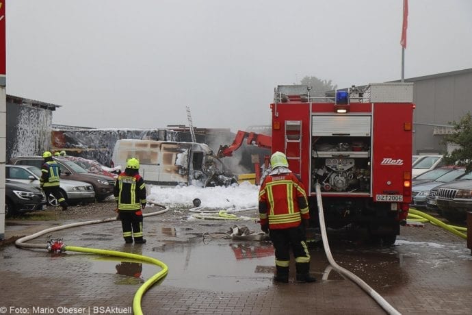 Brand Unfallfahrzeug in Offingen 17062020 2