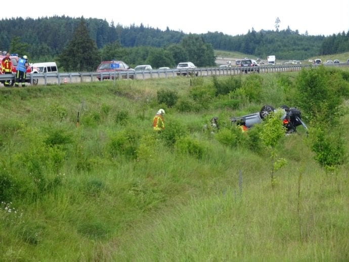 Jettingen-Scheppach Pkw A8 ueberschlagen 4