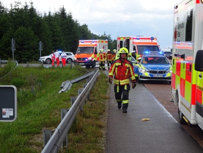 Jettingen-Scheppach Pkw A8 ueberschlagen 6