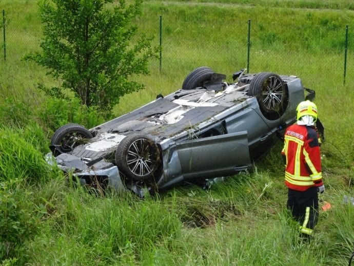 Jettingen-Scheppach Pkw A8 ueberschlagen 7
