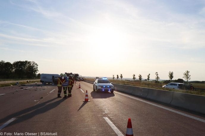 Unfall A8 Burgau-Zusmarshausen Transporter auf Lkw 02062020 1