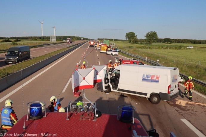 Unfall A8 Burgau-Zusmarshausen Transporter auf Lkw 02062020 10