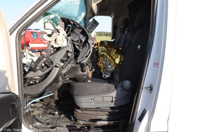 Unfall A8 Burgau-Zusmarshausen Transporter auf Lkw 02062020 11