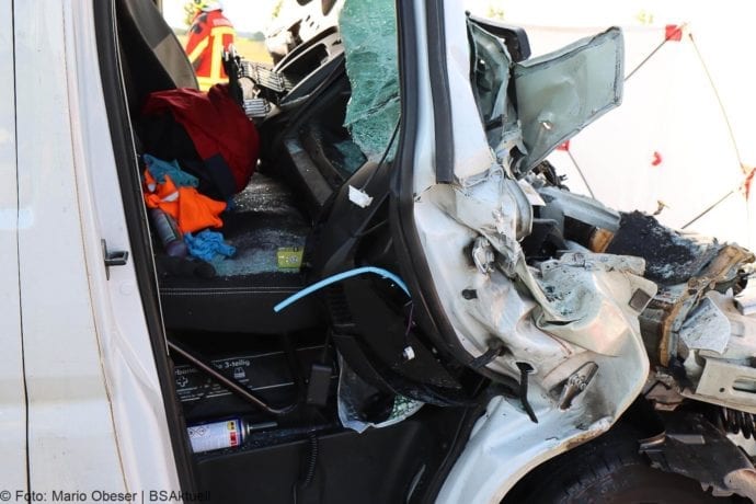 Unfall A8 Burgau-Zusmarshausen Transporter auf Lkw 02062020 12