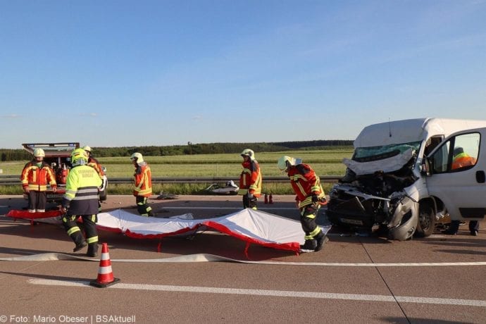 Unfall A8 Burgau-Zusmarshausen Transporter auf Lkw 02062020 13