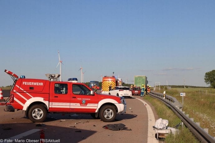 Unfall A8 Burgau-Zusmarshausen Transporter auf Lkw 02062020 14