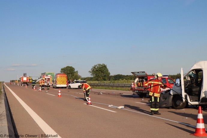 Unfall A8 Burgau-Zusmarshausen Transporter auf Lkw 02062020 16