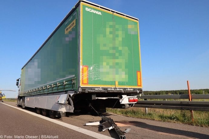 Unfall A8 Burgau-Zusmarshausen Transporter auf Lkw 02062020 18