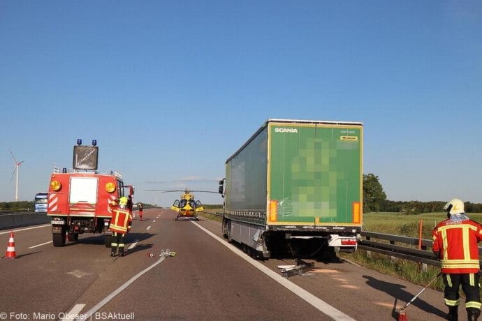 Unfall A8 Burgau-Zusmarshausen Transporter auf Lkw 02062020 20