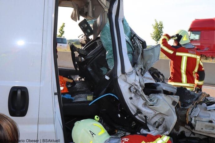 Unfall A8 Burgau-Zusmarshausen Transporter auf Lkw 02062020 21