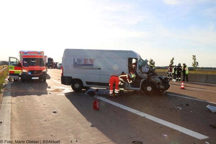 Unfall A8 Burgau-Zusmarshausen Transporter auf Lkw 02062020 22