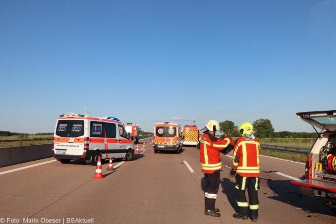 Unfall A8 Burgau-Zusmarshausen Transporter auf Lkw 02062020 23